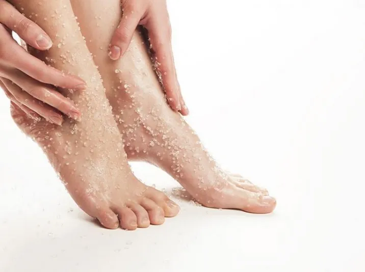 Pieds et gommage au sel