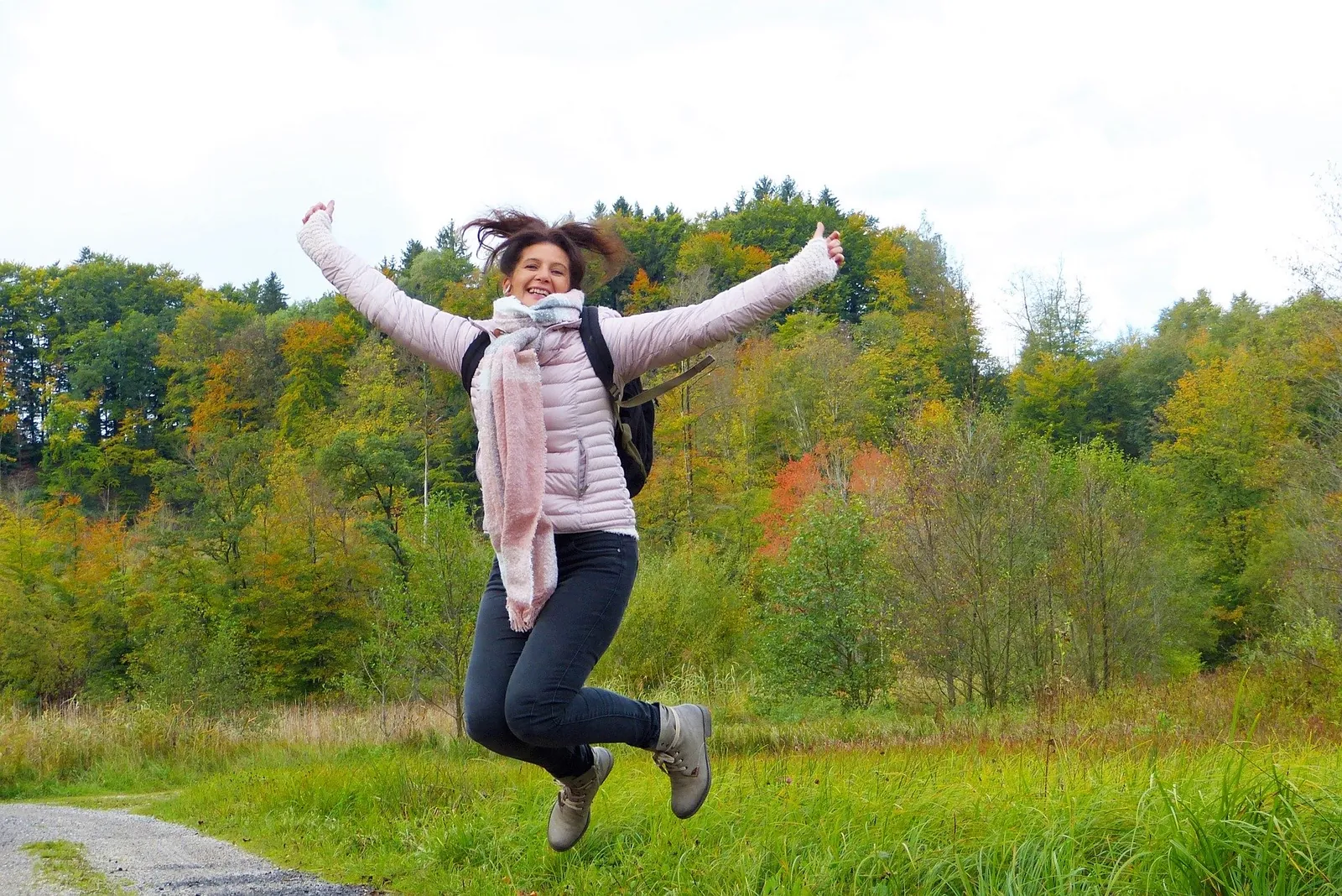 Une femme qui saute dans la nature