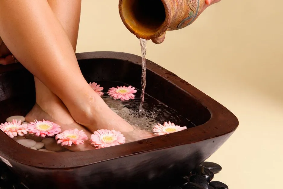 Bain de pieds aux fleurs