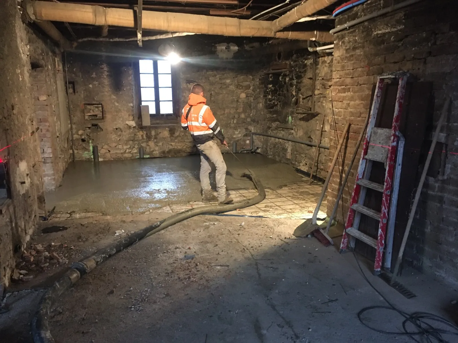 Photo propre du chantier : le coulage de la chape