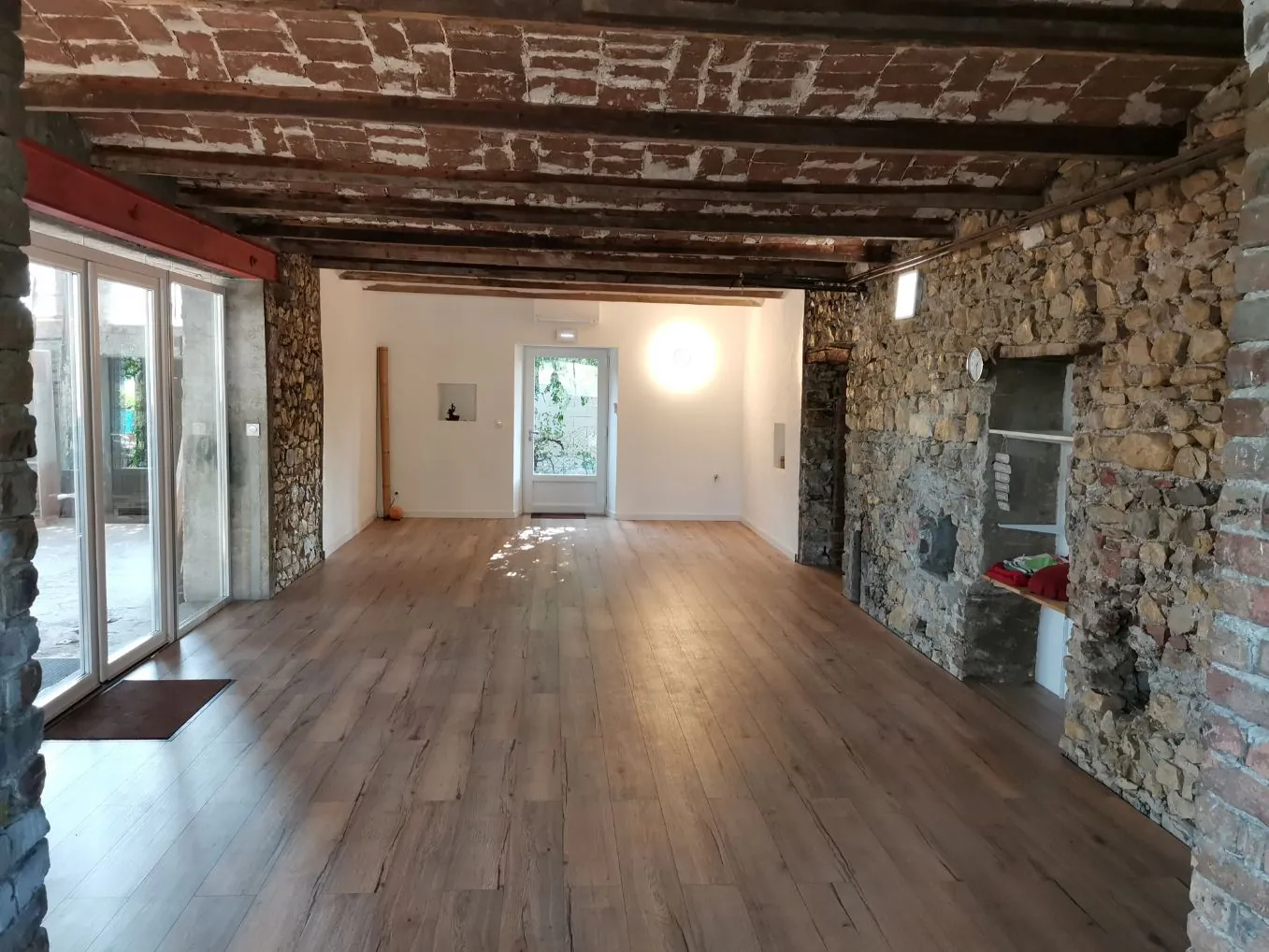 Photo propre du lieu rénové : la grande salle