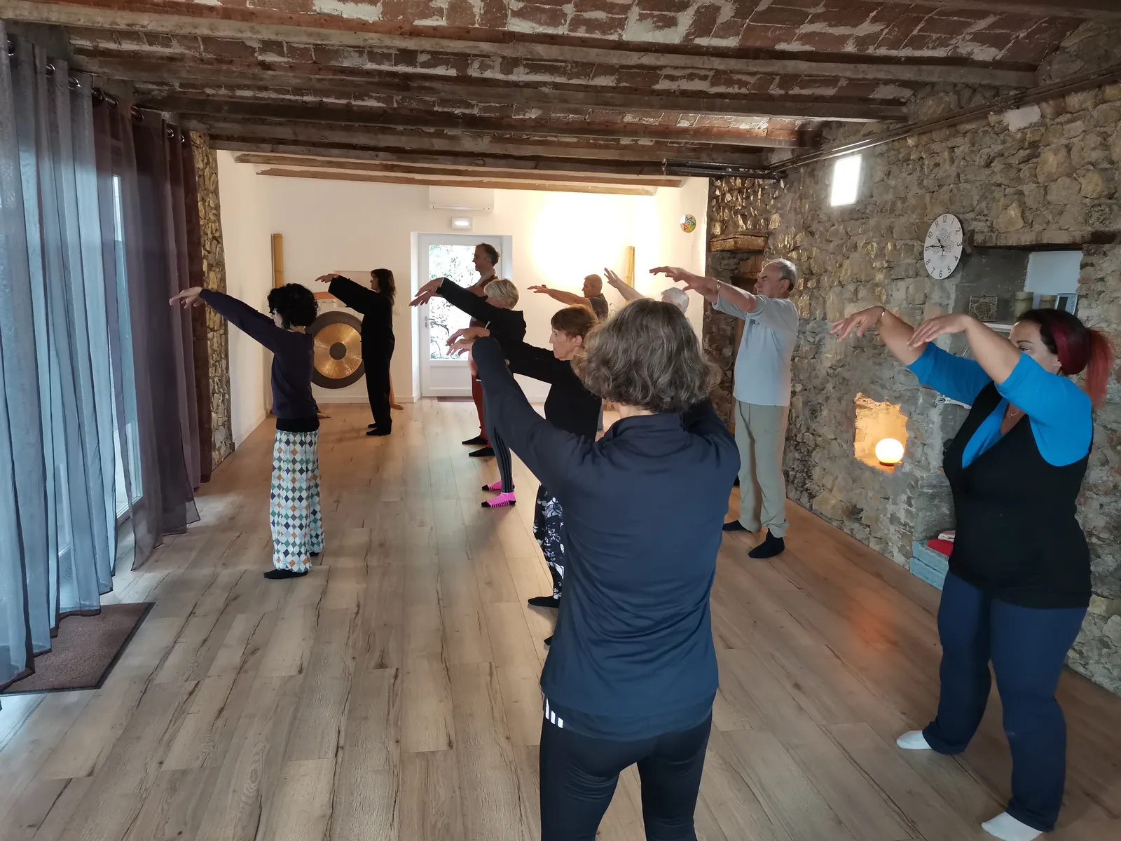 Une séance de Qi Gong dans la grande salle