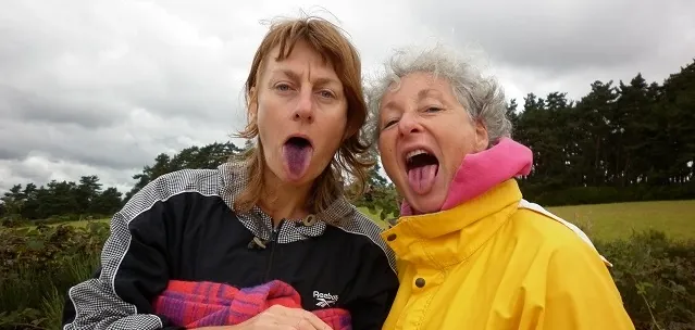 Deux femmes qui tirent la langue en plein air