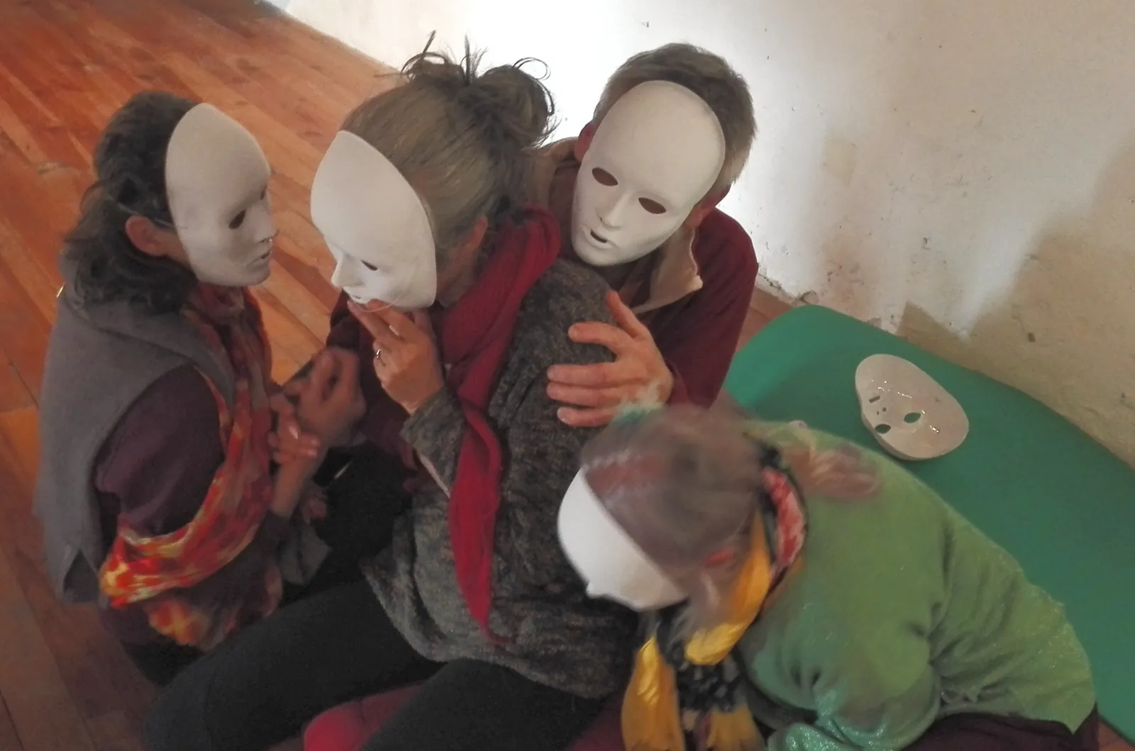 Un atelier, participants aux masques blancs
