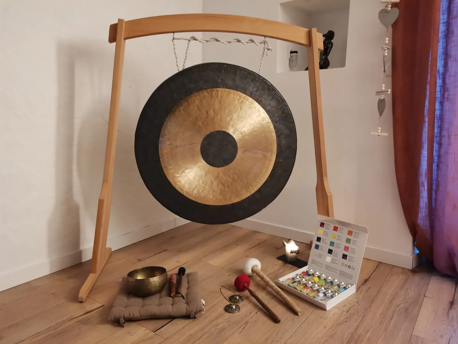 Le gong et les bols chantants dans la salle