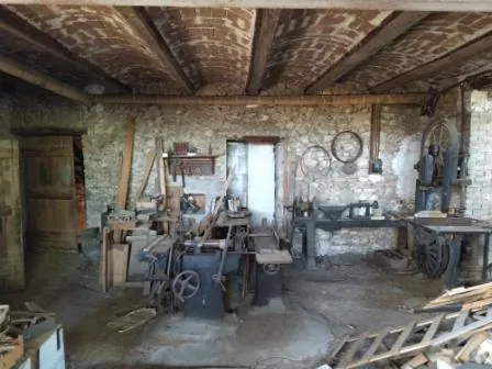 Photo propre du lieu avant travaux : l'ancien atelier