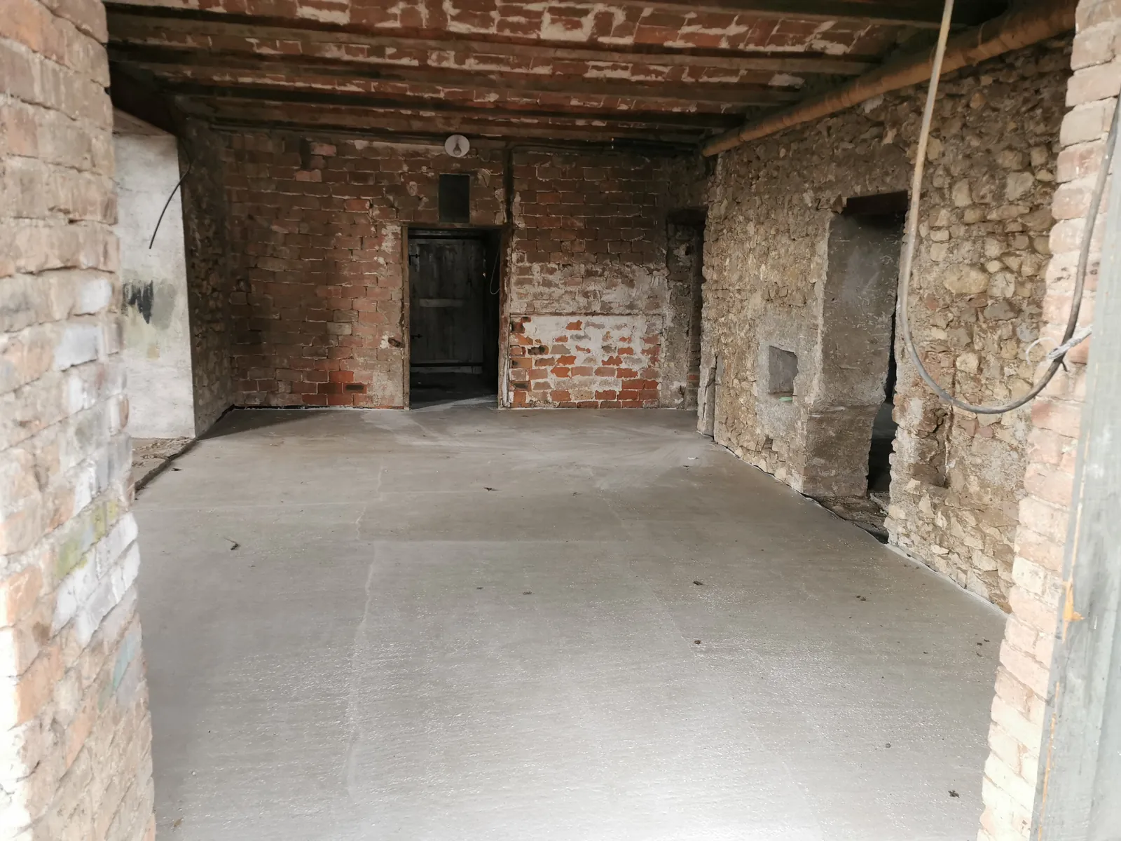 Photo propre du chantier : une salle vide, sol coulé