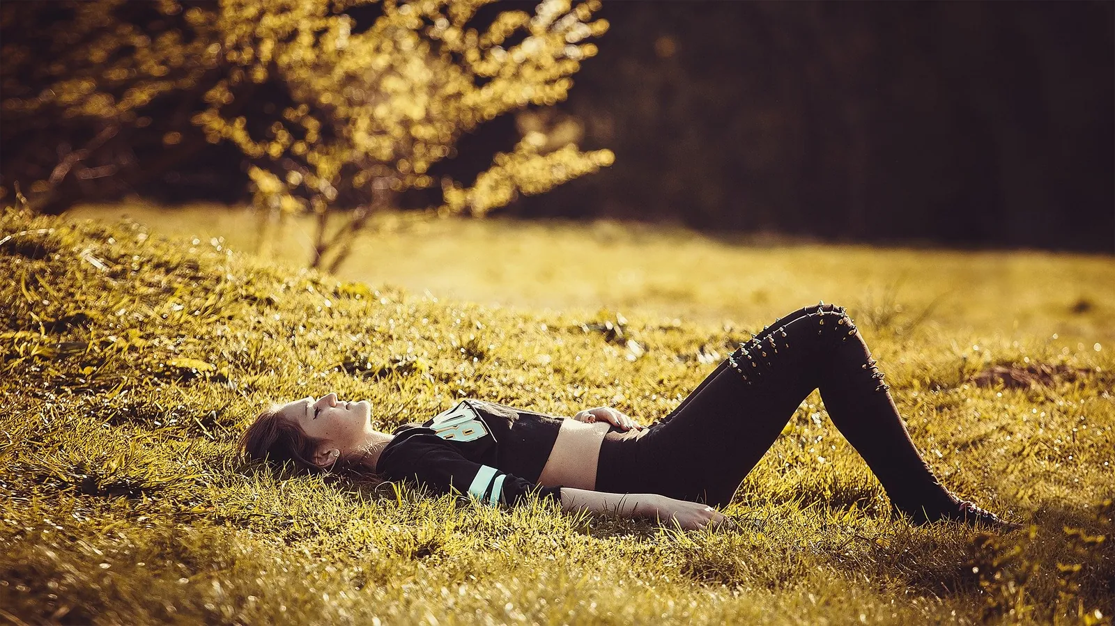 Une femme allongée dans l'herbe