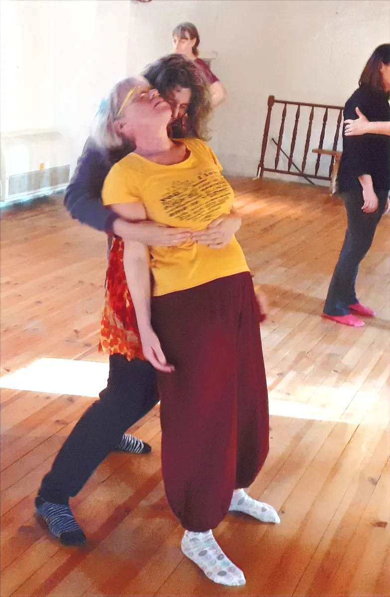 Deux personnes en mouvement dansé dans une salle