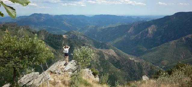 Paysage de montagne, un marcheur sur un rocher