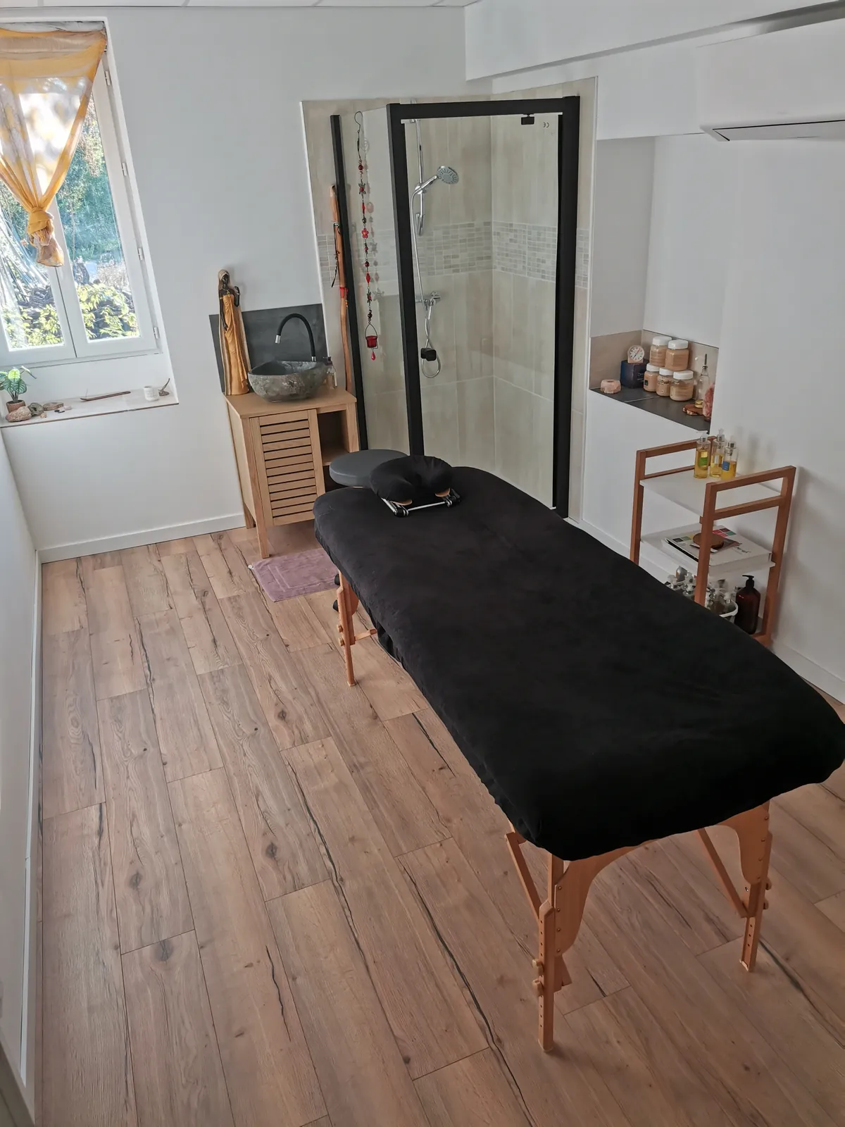 Photo propre du lieu rénové : la salle de massage