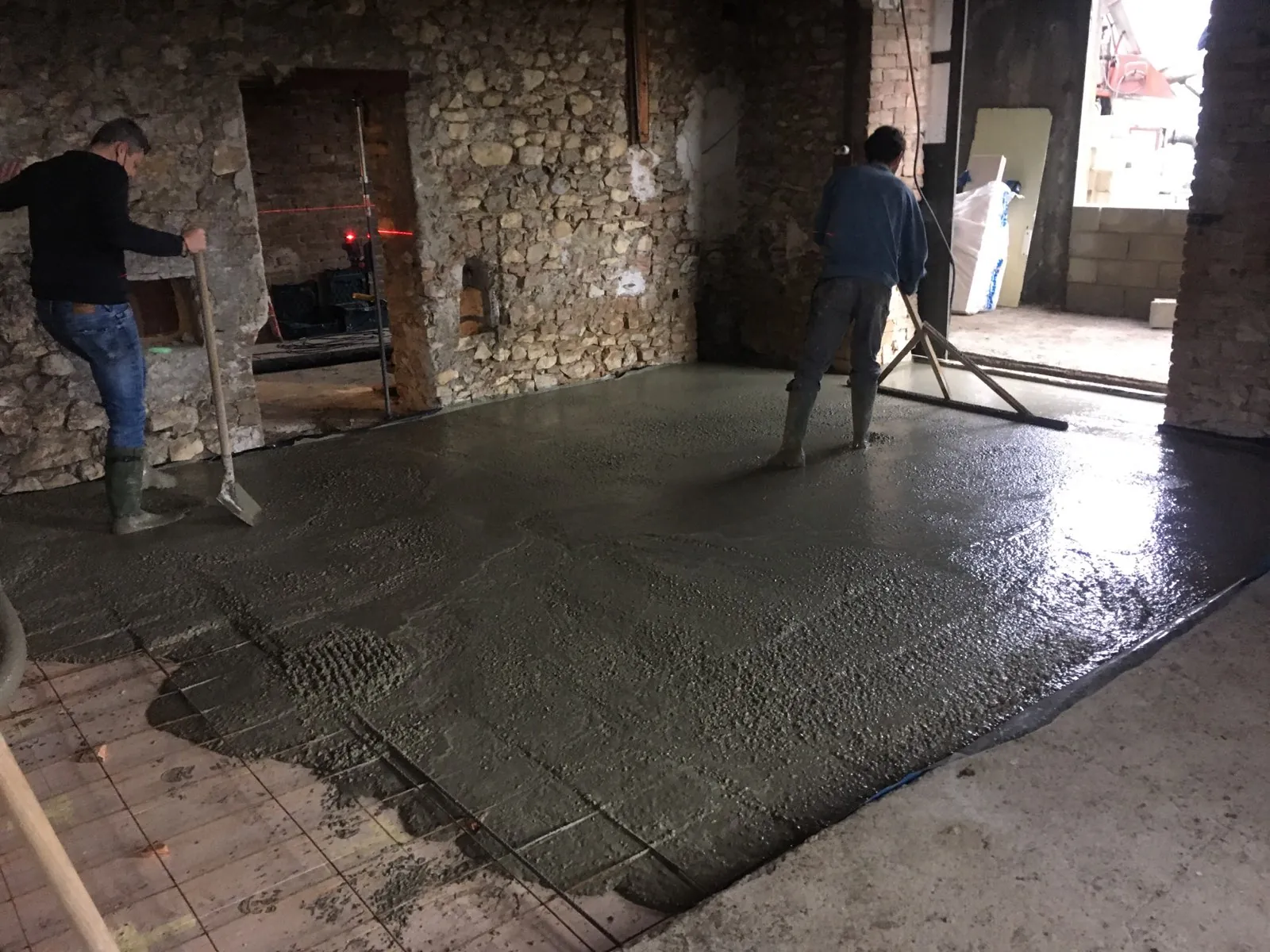 Photo propre du chantier : le coulage de la chape