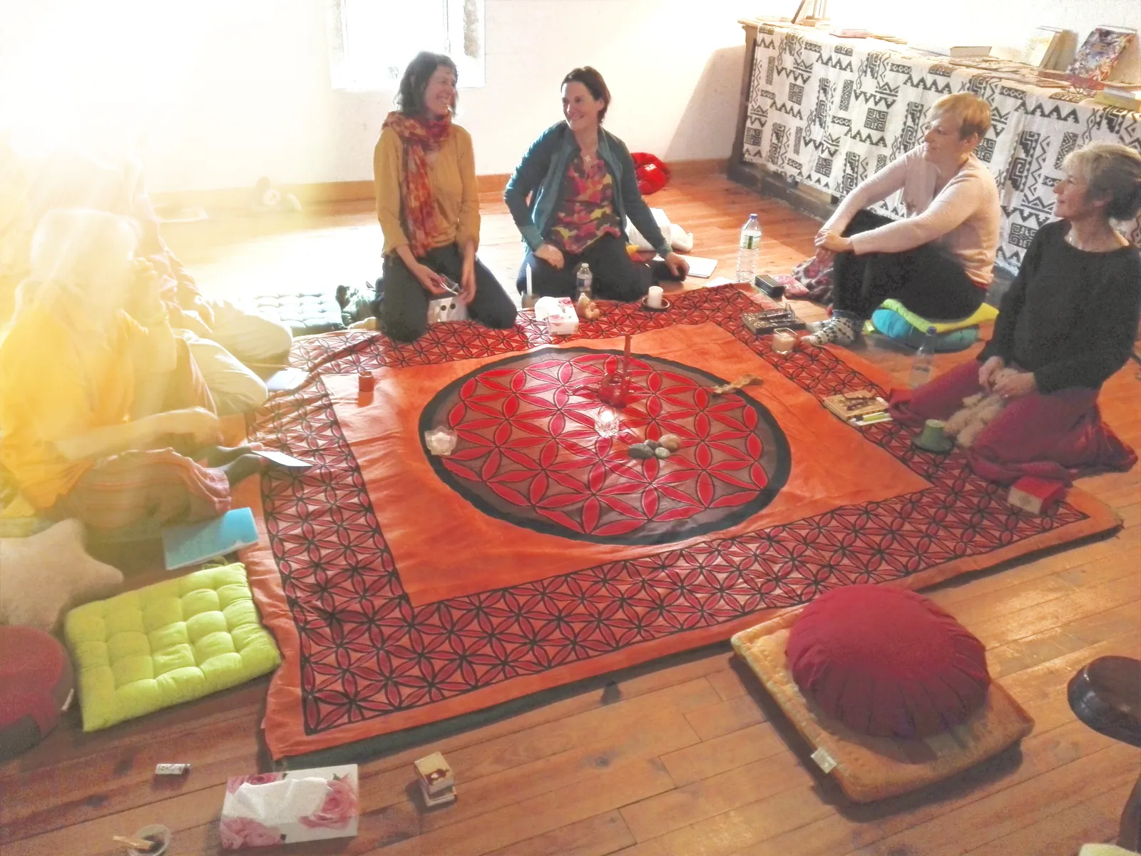 Un cercle de femmes autour d'un tapis mandala