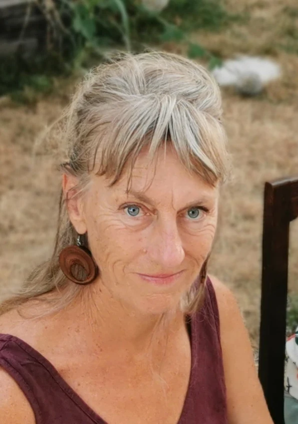 Catherine Mauguin, le regard droit, en extérieur