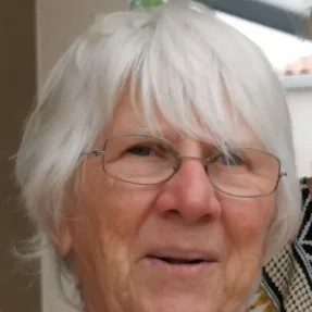 Claire, souriante