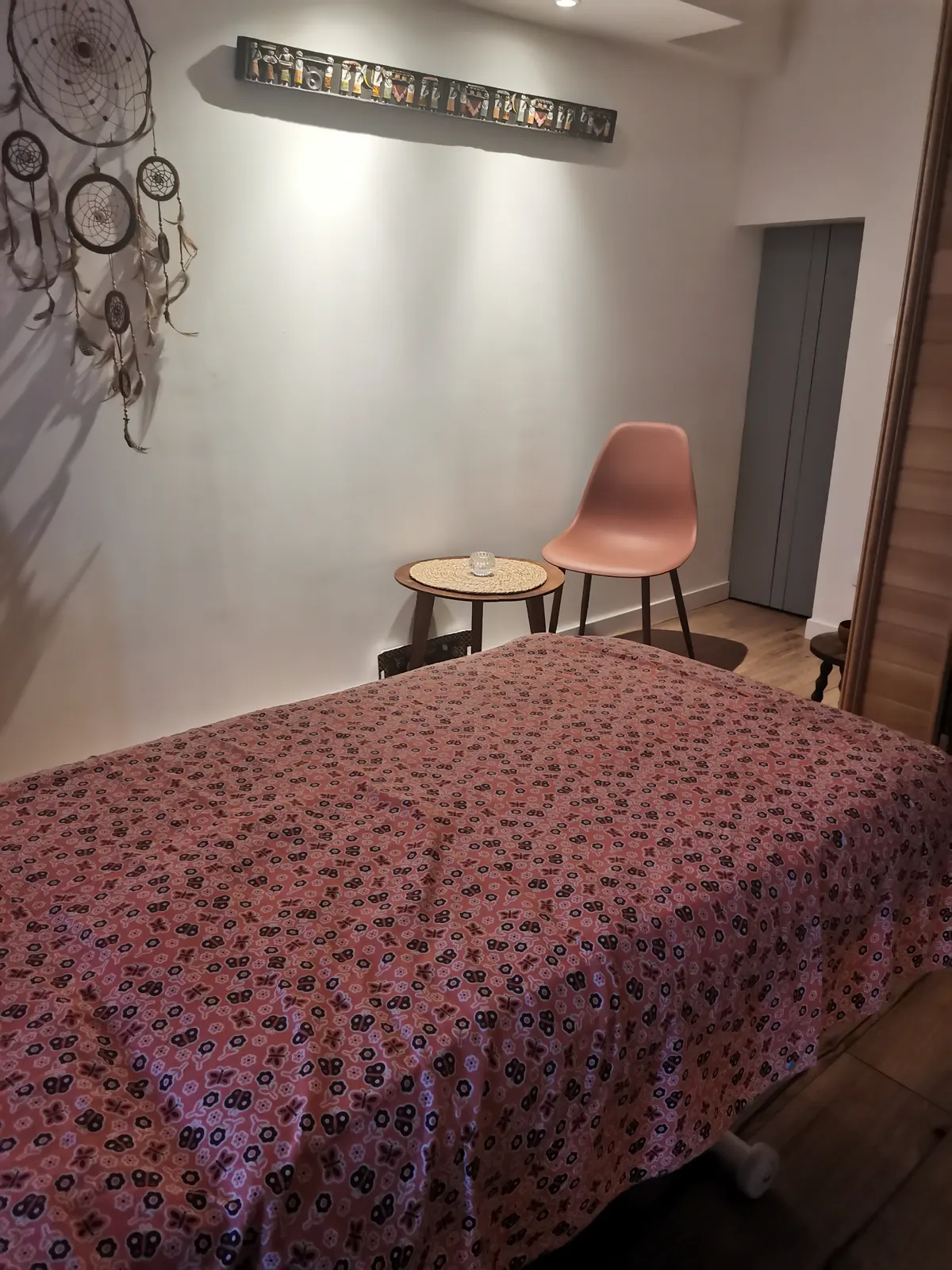 La salle de soin du centre, la table de massage sous son tissu, à Vézénobres