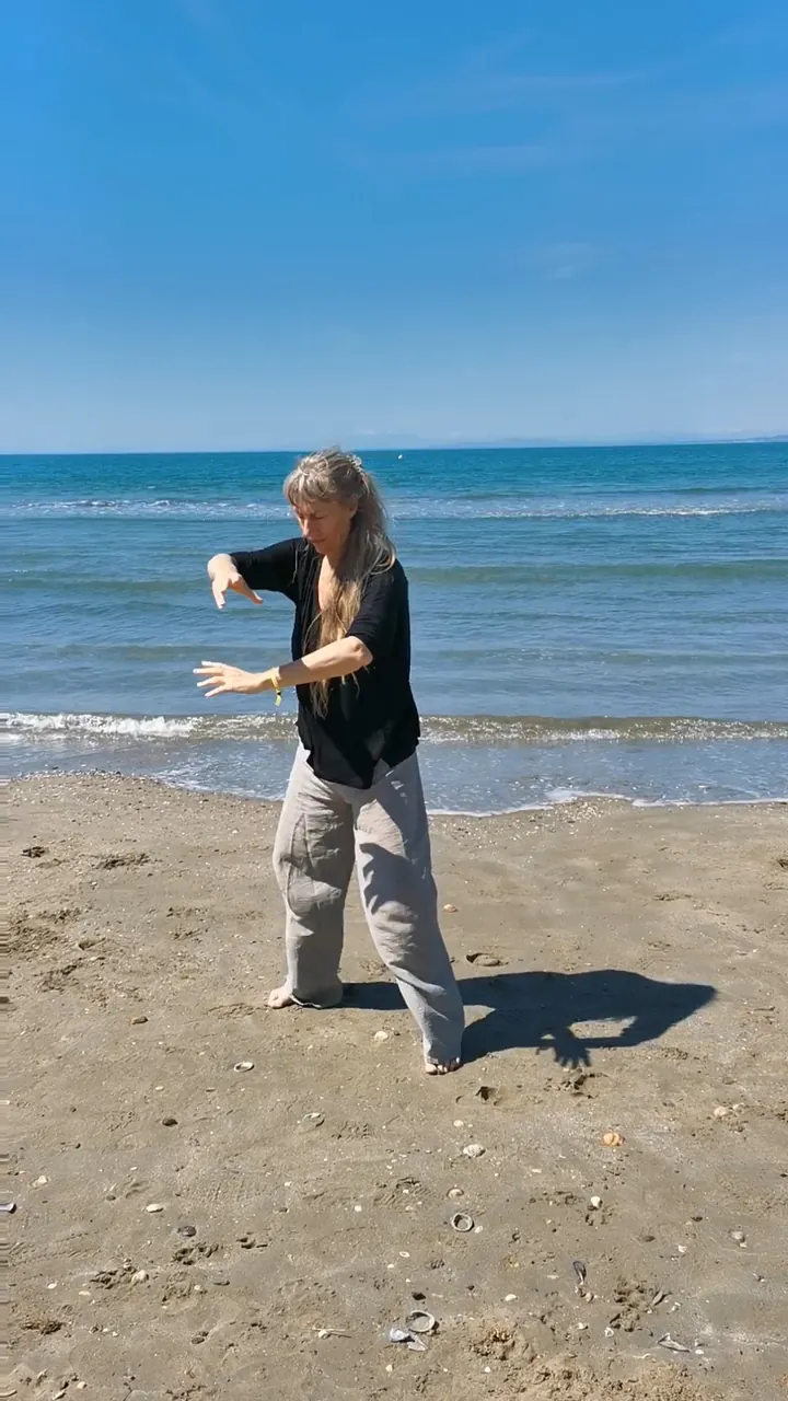 Quatrième temps : les mains redescendent